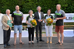 ASVÖ-Präsident Christian Purrer und Sportlandesrat Christopher Drexler mit den VertreterInnen der Mannschaft des Jahres HIB Handball Graz