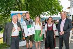 LH-Stv. Anton Lang (re.) und LR. Johann Seitinger (li.) überreichten gemeinsam mit Barbara Fiala-Köck (2.v.r.) an Valentin Haberl und seine Freundin die Auszeichnung. © Foto: Land Steiermark/FotoFrankl; bei Quellenangabe honorarfrei LH-Stv. Anton Lang (re.) und LR. Johann Seitinger (li.) überreichten gemeinsam mit Barbara Fiala-Köck (2.v.r.) an Valentin Haberl und seine Freundin die Auszeichnung.