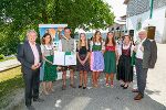 LH-Stv. Anton Lang (li.) und LR Johann Seitinger (re.) überreichten gemeinsam mit Barbara Fiala-Köck (2.v.r.) an die Familie Neuhold die Auszeichnung. © Foto: Land Steiermark/FotoFrankl; bei Quellenangabe honorarfrei LH-Stv. Anton Lang (li.) und LR Johann Seitinger (re.) überreichten gemeinsam mit Barbara Fiala-Köck (2.v.r.) an die Familie Neuhold die Auszeichnung.