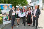 LH-Stv. Anton Lang (re.) und LR. Johann Seitinger (li.) überreichten gemeinsam mit Barbara Fiala-Köck (2.v.r.) an die Familie Steßl die Auszeichnung. © Foto: Land Steiermark/FotoFrankl; bei Quellenangabe honorarfrei LH-Stv. Anton Lang (re.) und LR. Johann Seitinger (li.) überreichten gemeinsam mit Barbara Fiala-Köck (2.v.r.) an die Familie Steßl die Auszeichnung.