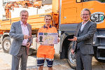 LH-Stv. Lang und LR Drexler freuen sich auf 60 neue Lehrlinge. Lehrlinge des Straßenerhaltungsdienstes, die mit Auszeichnung abschließen, bekommen neuerdings die LKW-Führerscheinausbildung vom Land finanziert. © Land Steiermark/Streibl; Nutzung bei Quellenangabe honorarfrei LH-Stv. Lang und LR Drexler freuen sich auf 60 neue Lehrlinge. Lehrlinge des Straßenerhaltungsdienstes, die mit Auszeichnung abschließen, bekommen neuerdings die LKW-Führerscheinausbildung vom Land finanziert.