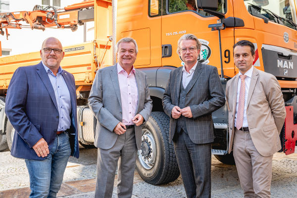 Herbert Graßmugg (Obmann-Stellvertreter der Landespersonalvertretung, zuständig für den STED), LH-Stv. Anton Lang, LR Christopher Drexler und Franz Zenz freuen sich über den Beschluss zum neuen Kontrakt ©      