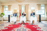 Im Weißen Saal der Grazer Burg präsentierten LH-STv. Anton Lang, LH Hermann Schützenhöfer und Kulturlandesrat Christopher Drexler (v.l.) den "Masterplan Grazer Burg". © Foto: Land Steiermark/Streibl; bei Quellenangabe honorarfrei