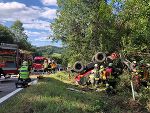 Auf der Gleichenbergerstraße in der Gemeinde Riegersburg kam es heute Vormittag zu einem Unfall mit einem Mobilbagger. © Foto: Feuerwehr Schützing/Knaus; bei Quellenangabe honorarfrei