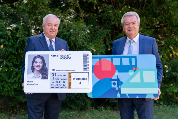 LH Hermann Schützenhöfer und LH-Stv. Anton Lang (v.l.) machen Werbung für das KlimaTicket © Foto: Land Steiermark/Streibl; bei Quellenangabe honorarfrei
