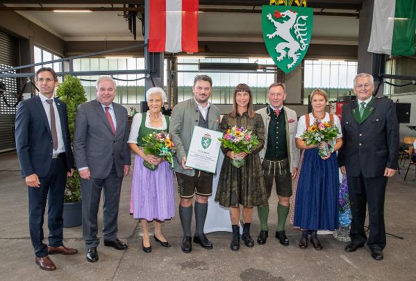 LH Hermann Schützenhöfer überreichte das Landeswappen an die Vertreterinnen und Vertreter der Stahlbau Grasch GmbH. © Bild: Land Steiermark/Peter Riedler; Verwendung bei Quellenangabe honorarfrei