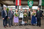 LH Hermann Schützenhöfer überreichte das Landeswappen an die Vertreterinnen und Vertreter der Stahlbau Grasch GmbH. © Bild: Land Steiermark/Peter Riedler; Verwendung bei Quellenangabe honorarfrei