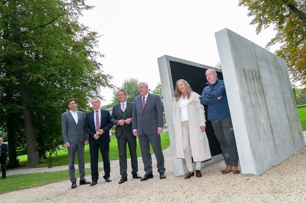 CR Oliver Pokorny, LH-Stv. Anton Lang, LR Christopher Drexler, LH Hermann Schützenhöfer, Elisabeth Fiedler, Künstler Wolfgang Becksteiner (v.l.) mit dem Corona-Denkmal „Distanzierte Nähe“ © Fotos: Land Steiermark/Foto Frankl; Nutzung bei Quellenangabe honorarfrei