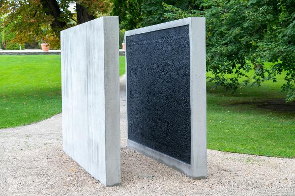 Das erste von drei steirischen Corona-Denkmälern: „Distanzierte Nähe“ von Wolfgang Becksteiner im Grazer Burggarten. ©      