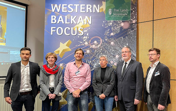Corona-Informationen von Expertinnen und Experten des Landes Steiermark im Rahmen eines EU-Projektes in Graz (von links): Markus Pekoll, Heidi Zikulnig, Herbert Hüttenbrenner, Sandra Kocuvan, Helmut-Theobald Müller und Stefan Börger. © Bild: Land Steiermark; Verwendung bei Quellenangabe honorarfrei