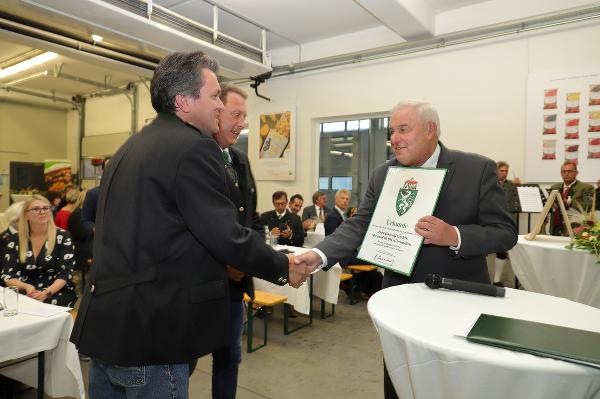 Mit der Fritz Oswald GmbH zeichnete Schützenhöfer einen erfolgreichen südsteirischen Familienbetrieb aus. © Land Steiermark/Foto Purkart; bei Quellenangabe honorarfrei