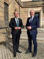 LR Drexler und Staatsminister Schmidt vor dem Dresdner Residenzschloss. © Fotos: SMR; Nutzung bei Quellenangabe honorarfrei LR Drexler und Staatsminister Schmidt vor dem Dresdner Residenzschloss.