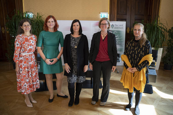LR Doris Kampus, Moderatorin Eva Pöttler, Karin Scaria-Braunstein, Brigitte Kukovetz und Danilea Grabovac (v.l.) beim Sozialtag im Landhaus in Graz. © Bild: Land Steiermark/Drechsler; Verwendung bei Quellenangabe honorarfrei