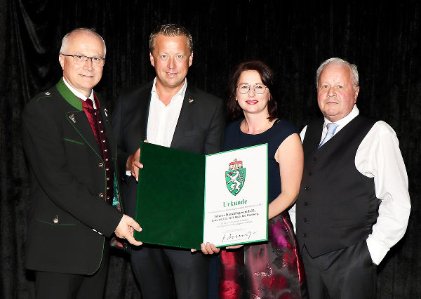 Landesrat Hans Seitinger, Geschäftsführer Stefan Jagerhofer, Judith Fasching und Firmengründer Herbert Jagerhofer (v.l.) © Interex; bei Quellenangabe honorarfrei