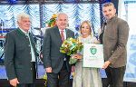 Seniorchef Anton Lang, Landeshauptmann Hermann Schützenhöfer mit Evelyn und Markus Lang (v.l.) bei der Überreichung des steirischen Landeswappens.