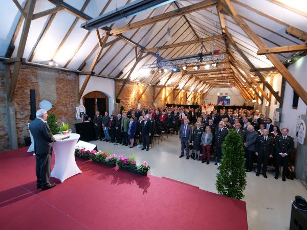 Zahlreiche Ehrengäste und Delegierte sowie freiwillige Mitarbeiterinnen und Mitarbeiter nahmen an der Generalversammlung in der Seifenfabrik teil. © Rotes Kreuz Steiermark; bei Quellenangabe honorarfrei