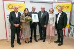 LH Hermann Schützenhöfer (4.l.) überreichte an GF Stefan Bauer im Beisein von Johann Cziglar, Martina Potzinger, Julia Majcan und Bgm. Karl Lautner das (v.l.) Steirische Landeswappen © Foto: Foto Schleich; bei Quellenangabe honorarfrei