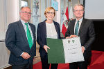 Preisträgerin Christina Jilek mit Gemeinderat Peter Piffl-Percevic und Landesrat Christopher Drexler bei der Überreichung des „Gerhard-Hirschmann-Preises für kritisches Denken“. © Fotos: Land Steiermark/Binder; Nutzung bei Quellenangabe honorarfrei Preisträgerin Christina Jilek mit Gemeinderat Peter Piffl-Percevic und Landesrat Christopher Drexler bei der Überreichung des „Gerhard-Hirschmann-Preises für kritisches Denken“.