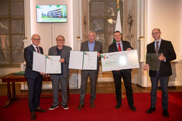 Preis für beispielhaften Wohnbau in der Kategorie Geschossbau, Max-Mell-Allee Graz: LR Hans Seitinger, Werner Nussmüller, Wolfram Sacherer, Klaus Zenz, Michael Sebanz (v.l.n.r.) © Land Steiermark/Paller; Nutzung bei Quellenangabe honorarfrei