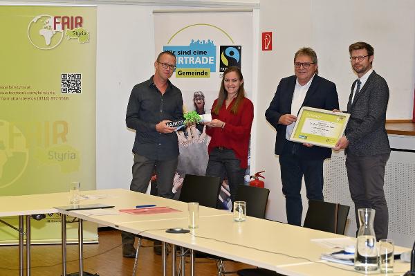 GR Martin Schöggl, Cornelia Gruber (FAIRTRADE Österreich), Bgm. Herbert Mießl und Stefan Börger (Land Steiermark) (v.l.) beim Festakt. ©      