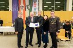 Gemeindewappen-Überreichung in Fehring: LAbg. Franz Fartek, LH Hermann Schützenhöfer, Bgm. Johann Winkelmaier, Gemeindewappen-Entwicklerin Roswitha Dautermann, Vize-Bgm. Marcus Gordisch (v.l.). © Bild: Stadtgemeinde Fehring/Sebastian Friedl; Verwendung bei Quellenangabe honorarfrei Gemeindewappen-Überreichung in Fehring: LAbg. Franz Fartek, LH Hermann Schützenhöfer, Bgm. Johann Winkelmaier, Gemeindewappen-Entwicklerin Roswitha Dautermann, Vize-Bgm. Marcus Gordisch (v.l.).