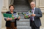 LR Ursula Lackner und LR Johann Seitinger präsentieren das neue Buch über die invasiven Tier- und Pflanzenarten in der Steiermark. © Bild: Land Steiermark/Purgstaller; Verwendung bei Quellenangabe honorarfrei