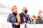 LR Juliane Bogner-Strauß, LH Hermann Schützenhöfer und LH-Stv. Anton Lang (v.l.) bei der Präsentation im Regierungssitzungszimmer der Grazer Burg. © Land Steiermark/Streibl; Verwendung bei Quellenangabe honorarfrei