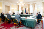 Im Weißen Saal in der Grazer Burg trafen sich politische Vertreterinnen und Vertreter sowie die Sozialpartner zur Diskussion. © Foto: Land Steiermark/Streibl; bei Quellenangabe honorarfrei Im Weißen Saal in der Grazer Burg trafen sich politische Vertreterinnen und Vertreter sowie die Sozialpartner zur Diskussion.