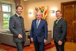 LH Hermann Schützenhöfer wünschte Landesjägermeister Franz Mayr-Melnhof-Saurau (li.) und Landesjägermeister-Stellvertreter Andreas Kühberger alles Gute für die Zusammenarbeit. © Foto: Land Steiermark/Foto Frankl; bei Quellenangabe honorarfrei LH Hermann Schützenhöfer wünschte Landesjägermeister Franz Mayr-Melnhof-Saurau (li.) und Landesjägermeister-Stellvertreter Andreas Kühberger alles Gute für die Zusammenarbeit.