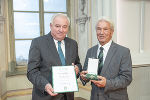 Landeshauptmann Hermann Schützenhöfer zeichnete den langjährigen Direktor der Landesberufsschule Bad Gleichenberg mit dem Goldenen Ehrenzeichen des Landes Steiermark aus. 