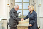 Das Goldene Ehrenzeichen des Landes Steiermark überreichte Landeshauptmann Hermann Schützenhöfer auch Veronika Scardelli, die fünf Jahre lang als Präsidentin der Landeszahnärztekammer im Amt war. Das Goldene Ehrenzeichen des Landes Steiermark überreichte Landeshauptmann Hermann Schützenhöfer auch Veronika Scardelli, die fünf Jahre lang als Präsidentin der Landeszahnärztekammer im Amt war.