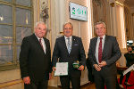 LH Hermann Schützenhöfer und LH-Stv. Anton Lang überreichten an Werner Gutzwar das Große Ehrenzeichen des Landes Steiermark © Foto: Foto Frankl; bei Quellenangabe honorarfrei LH Hermann Schützenhöfer und LH-Stv. Anton Lang überreichten an Werner Gutzwar das Große Ehrenzeichen des Landes Steiermark