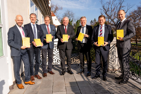 Wolfgang Wlattnig (Leiter der Abteilung 7 Gemeinden, Wahlen und ländlicher Wegebau), Erwin Dirnberger (Präsident des Gemeindebundes), LH Hermann Schützenhöfer, LH-Stv. Anton Lang und Kurt Wallner (Vorsitzender des Städtebundes) mit den beiden Kodex-Mitwirkenden. © Land Steiermark/Streibl; Nutzung bei Quellenangabe honorarfrei