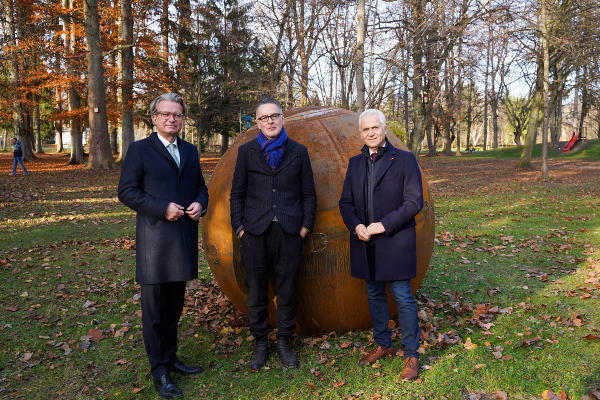 Kulturlandesrat Christopher Drexler, Künstler Werner Reiterer und Bürgermeister Helmut Leitenberger (v.l.) bei der Präsentation des Denkmals. ©      