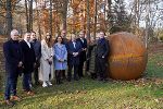 Bürgermeister Helmut Leitenberger, Steirerkrone-Redakteur und Ideengeber Jörg Schwaiger, Steirerkrone-Chef vom Dienst Gerald Schwaiger, Henriette Gallus (stellvertretende Intendantin steirischer herbst und Jury-Mitglied), Alexia Getzinger (kaufmännische Geschäftsführerin UMJ), Wolfgang Muchitsch (wissenschaftlicher Geschäftsführer UMJ und Jury-Mitglied), Jury-Vorsitzender Ralph Schilcher, Kulturlandesrat Christopher Drexler, Elisabeth Fiedler (Leiterin Institut für Kunst im öffentlichen Raum und Jury-Mitglied) und Künstler Werner Reiterer (v.l.) mit dem Corona-Denkmal.