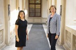 Soziallandesrätin Doris Kampus (l.) und Wirtschaftslandesrätin Barbara Eibinger-Miedl (r.) freuen sich über die neue DIGI-Stiftung. © Land Steiermark/Peter Drechsler; Verwendung bei Quellenangabe honorarfrei