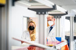 Gesundheitslandesrätin Juliane Bogner-Strauß und Tauernkliniken-Geschäftsführer Franz Öller beim Rundgang durch das neue Labor  „Zentrum für Molekulare Diagnostik " in Graz. 