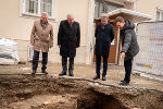 Grabungsleiter Marko Mele (r.) präsentierte die Ergebnisse der archäologischen Grabungen den Regierungsmitgliedern LH-Stv. Anton Lang, LH Hermann Schützenhöfer und LR Christopher Drexler (v.l.). © Bild: Land Steiermark/Jesse Streibl