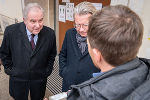 LH Hermann Schützenhöfer und LR Christopher Drexler mit Grabungsleiter Marko Mele (v.l.).