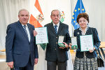 LH Hermann Schützenhöfer überreichte an Heinz und Margarethe Reitbauer das Große Goldene Ehrenzeichen des Landes Steiermark © Foto: Land Steiermark/Binder; bei Quellanangabe honorarfrei LH Hermann Schützenhöfer überreichte an Heinz und Margarethe Reitbauer das Große Goldene Ehrenzeichen des Landes Steiermark