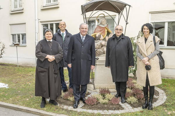 Im Krankenhaus der Elisabethinen erfolgte der Empfang durch Generaloberin Bonaventura Holzmann (l.), Geschäftsführer Christian Lagger (2.v.l.) und Primaria Elisabeth Roth (r.). ©      