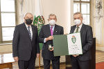 Landeshauptmann Hermann Schützenhöfer überreichte gemeinsam mit Landeshauptmann-Stellvertreter Anton Lang Vizekanzler a.D. Hannes Androsch den Ehrenring des Landes Steiermark.