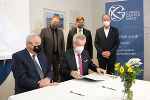 LH Hermann Schützenhöfer und LH-Stv. Anton Lang bei der Unterzeichnung des Vertrags zur Übernahme des Güterterminal Graz-Werndorf. ©      