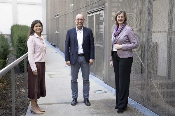Soziallandesrätin Doris Kampus, AMS-Landesgeschäftsführer Karl-Heinz Snobe und Wirtschaftslandesrätin Barbara Eibinger-Miedl (v.l.) stellten in Graz ein 94 Millionen Euro umfassendes Programm für den Arbeitsmarkt vor. © Bild: Land Steiermark/Peter Drechsler; Verwendung bei Quellenangabe honorarfrei