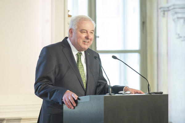 Im Rahmen der feierlichen Überreichung dankte LH Schützenhöfer dem Bundespräsidenten für sein Wirken im Interesse der Republik und des Landes Steiermark. ©      