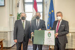 Landeshauptmann Hermann Schützenhöfer überreichte gemeinsam mit Landeshauptmann-Stellvertreter Anton Lang Bundespräsident Alexander Van der Bellen den Ehrenring des Landes Steiermark. ©      