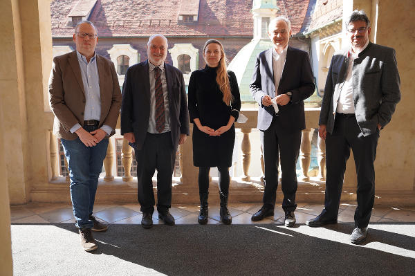 Gesundheitsfonds-Geschäftsführer Michael Koren, Rektor Alfred Pritz (Sigmund-Freud-Privatuniversität), Gesundheitslandesrätin Juliane Bogner-Strauß, KAGes-Vorstandsvorsitzender Gerhard Stark und KAGes Finanzvorstand Ernst Fartek (v.l.) © Land Steiermark/Seiser; bei Quellenangabe honorarfrei
