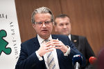 LR Drexler bei der Pressekonferenz in Varazdin – im Hintergrund Präfekt Stricak