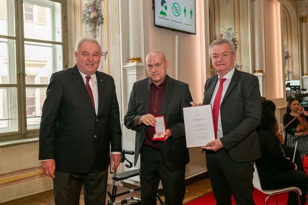 Goldenes Ehrenzeichen für Verdienste um die Republik Österreich für Leopold Toifl © Land Steiermark/Robert Frankl; Verwendung bei Quellenangabe honorarfrei