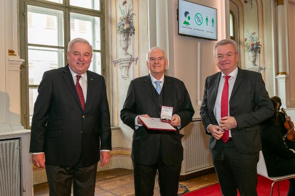 Österreichisches Ehrenkreuz für Wissenschaft und Kunst 1. Klasse für Gerhart Wielinger © Land Steiermark/Robert Frankl; Verwendung bei Quellenangabe honorarfrei